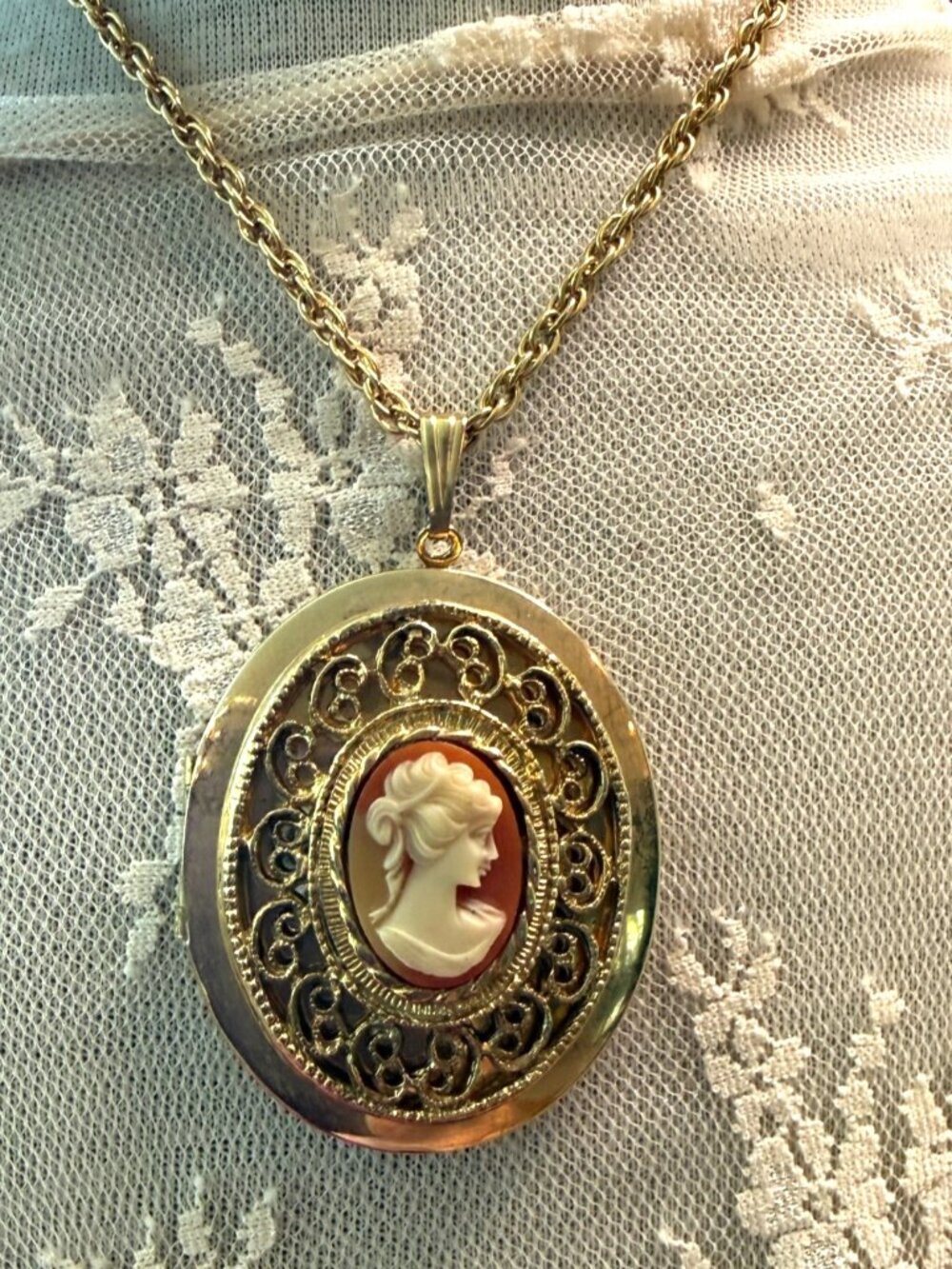 Vintage Gold-Tone Oval Locket Necklace  24-Inch Chain & Resin Cameo Pendant